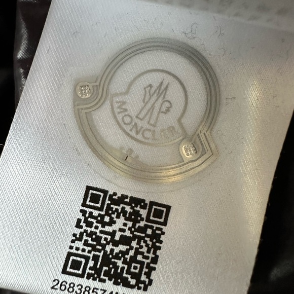 Moncler Daos Logo Print Water Resistant Hooded Down Puffer Coat Jacket. - Picture 13 of 16